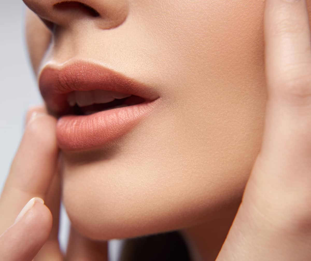Retrouver le volume des lèvres quand elles sont fines grâce à l'Acide Hyaluronique par Dr Corinne Pachet | Paris
